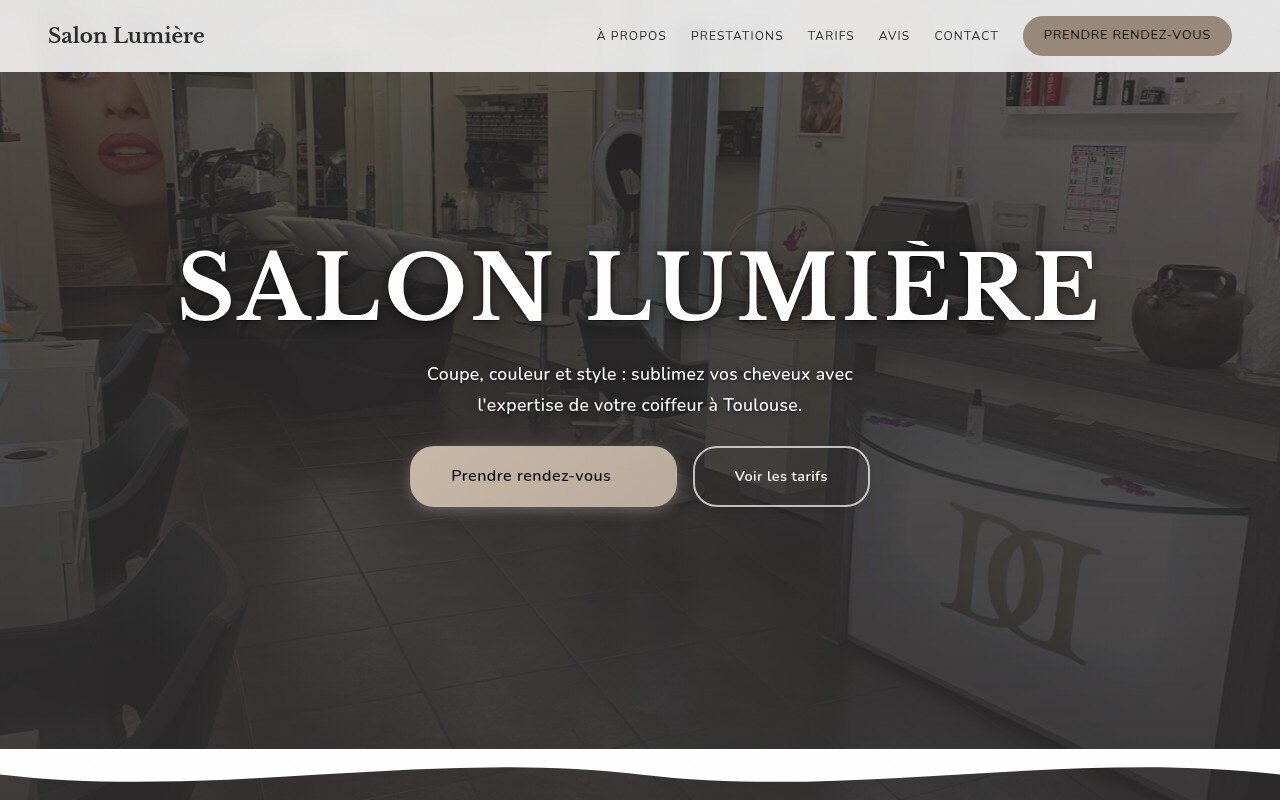 Capture d'écran du site Salon Lumière, design immersif avec hero plein écran, tons or et ambiance luxe raffinée